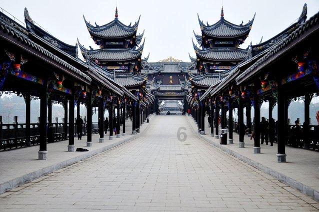 笑脸球的冒险之旅