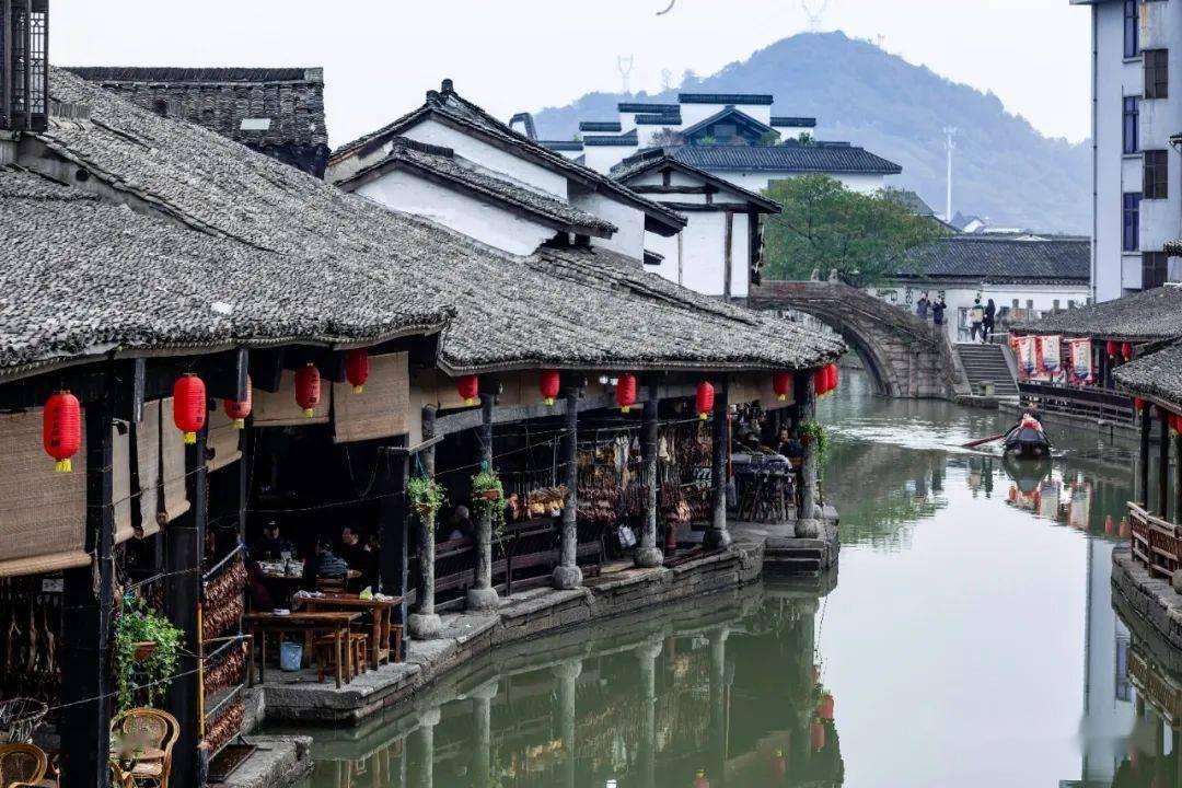 “杀人犯”事迹写入教科书，被当英雄18年，东窗事发判无期